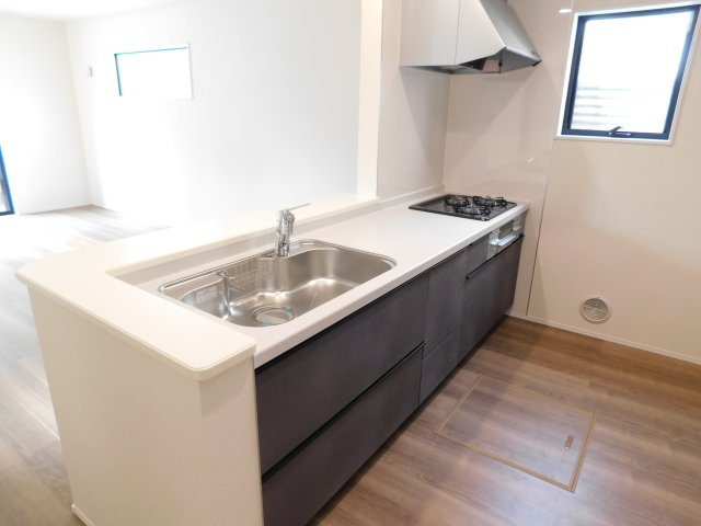 あま市篠田陰島の新築一戸建のキッチン|◇キッチン◇　　人気の対面式・人造大理石カウンター・浄水機能付ハンドシャワー・静音仕様シンク・スローインクローズレール・Ｓｉセンサーコンロ（３口）・床下収納庫