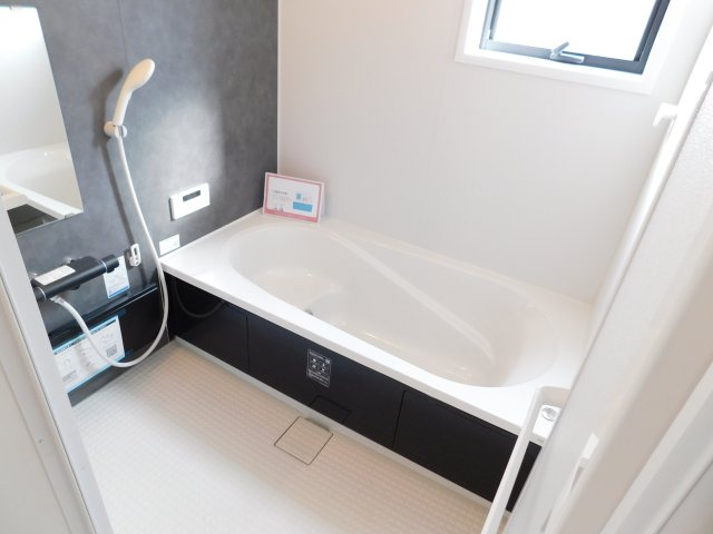 あま市篠田陰島の新築一戸建の浴室|◇浴室◇　　広い１坪サイズ（ＬＩＸＩＬ）・浴室暖房乾燥機・断熱浴槽・エコベンチ浴槽・お手入れ楽々カウンター・キレイサーモフロア・オートバス・バリアフリーバス・追い焚き・浴室窓あり