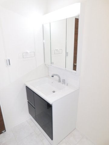 あま市篠田陰島の新築一戸建の独立洗面台|◇洗面室◇　　三面鏡シャンプードレッサー　くもり止め仕様　