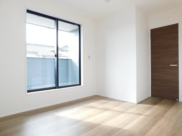 あま市篠田陰島の新築一戸建の洋室|◇２階洋室◇　　南面を含む２面採光で明るい洋室６．５６帖　全居室収納完備！　バルコニー付き♪