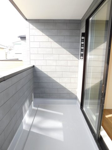 あま市篠田陰島の新築一戸建のバルコニー|◇バルコニー◇　　急な天候の変化でも安心なインナーバルコニー♪　ダウンライト完備