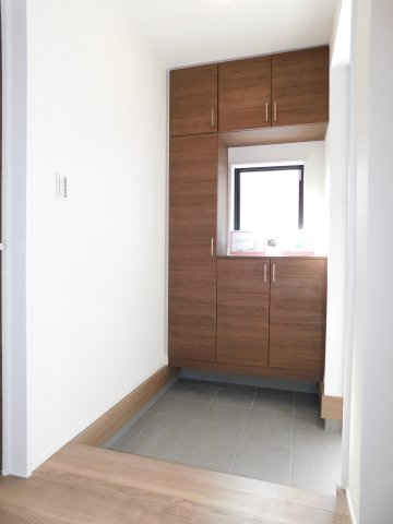 あま市篠田陰島の新築一戸建の玄関|◇玄関収納◇　　玄関がスッキリ片付く大容量収納♪　