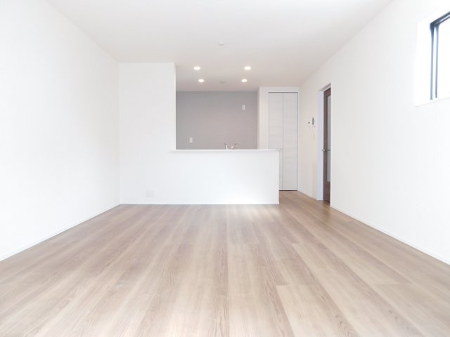 あま市篠田陰島の新築一戸建の居間・リビング|◇リビング◇　　南面を含む３面採光で明るいリビング１６．７５帖　リビングや庭の様子が見渡せる対面キッチン♪