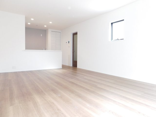 あま市篠田陰島の新築一戸建の居間・リビング|◇リビング◇　　南面を含む３面採光で明るいリビング１６．７５帖　リビング収納完備！