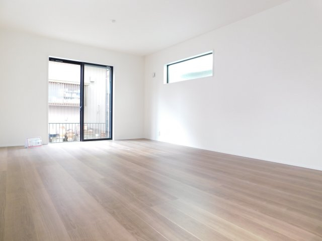 あま市篠田陰島の新築一戸建の居間・リビング|◇リビング◇　　南面を含む３面採光で明るいリビング１６．７５帖　心地よい広々とした開放的な空間！