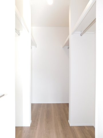 あま市篠田陰島の新築一戸建の収納|◇大型ウォークインクローゼット◇　　家族の洋服や季節の荷物など大容量収納できます♪