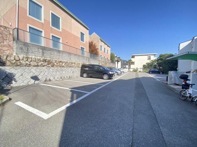 ハイライフ本山の駐車場