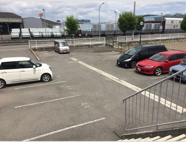 パインプロスの駐車場