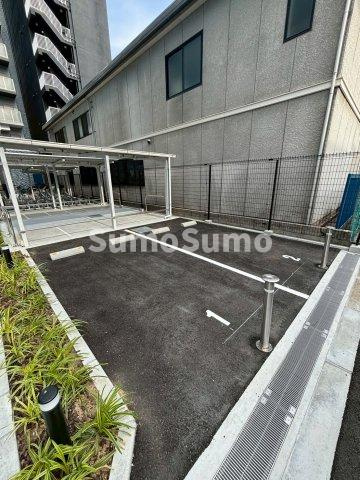 プレサンス難波デヴァンテの駐車場