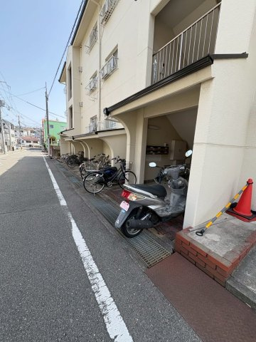 ハイツポールベールの駐車場