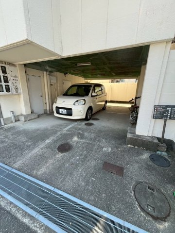ハイツ南甲子園の駐車場