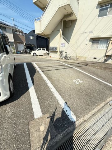 ハイフラット静徳の駐車場