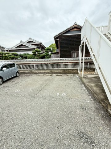 ハイツパルテールの駐車場