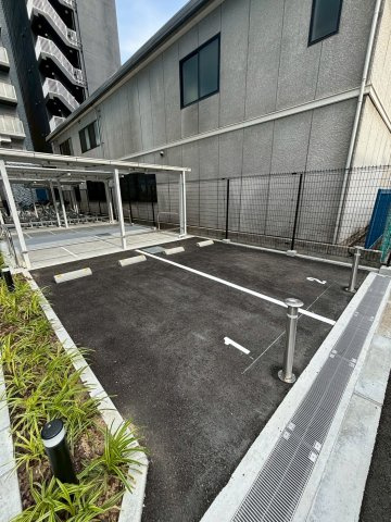 プレサンス難波デヴァンテの駐車場