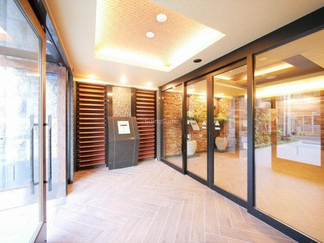 プレサンス難波マジョリティのエントランス