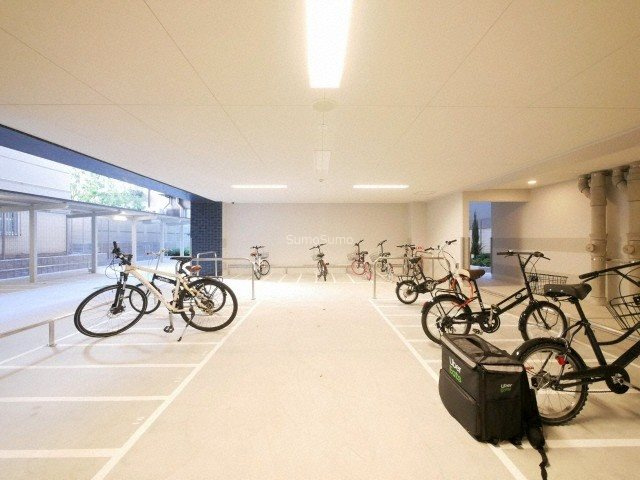 プレサンス難波マジョリティの駐車場