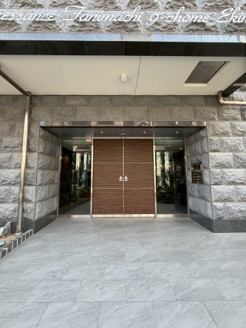 プレサンス谷町九丁目駅前のエントランス