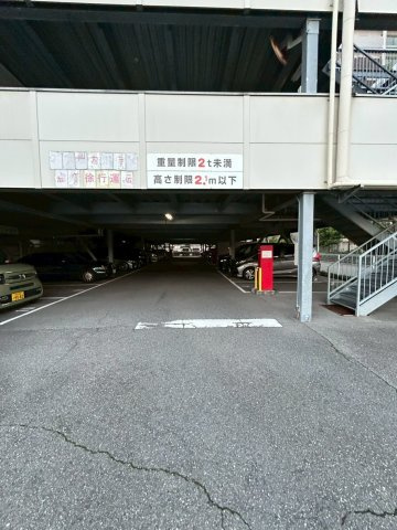 プレシア西神南の駐車場