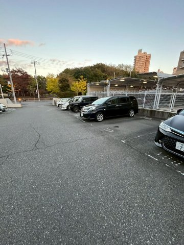 プレシア西神南の駐車場