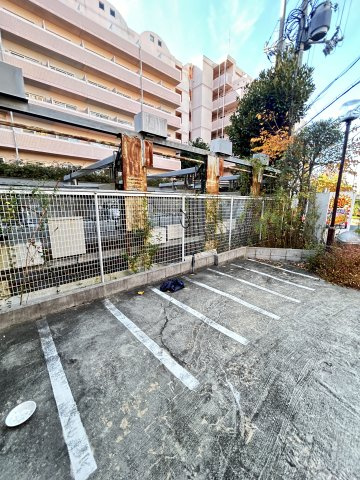 バッハレジデンス神戸ウェストの駐車場