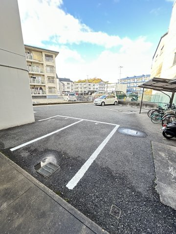ハイツメルシーの駐車場