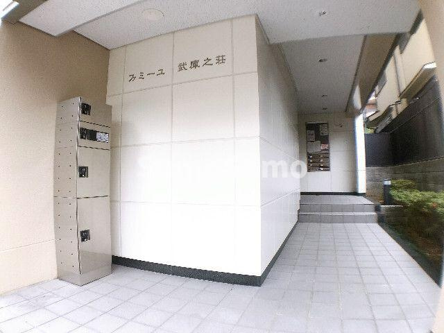 ファミーユ武庫之荘のエントランス