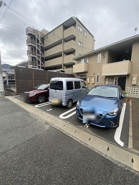 メゾン・クラージュの駐車場