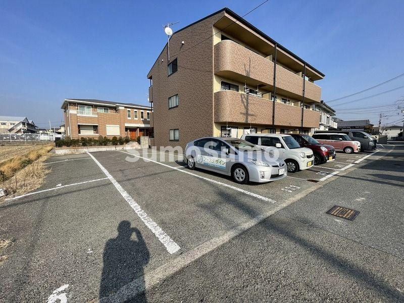 メゾンポパイの駐車場