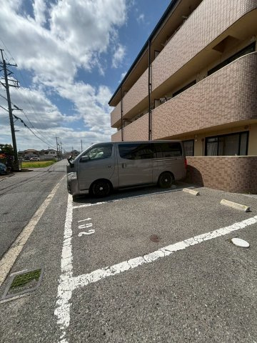 メゾンポパイの駐車場