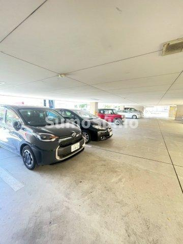 メゾンドール西久保 Ⅱの駐車場|駐車場があるので、車を買う予定の方も安心です