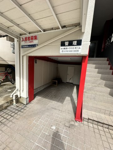 ファミール壱番館のエントランス