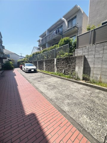 ファミーユ御影城ノ前の駐車場
