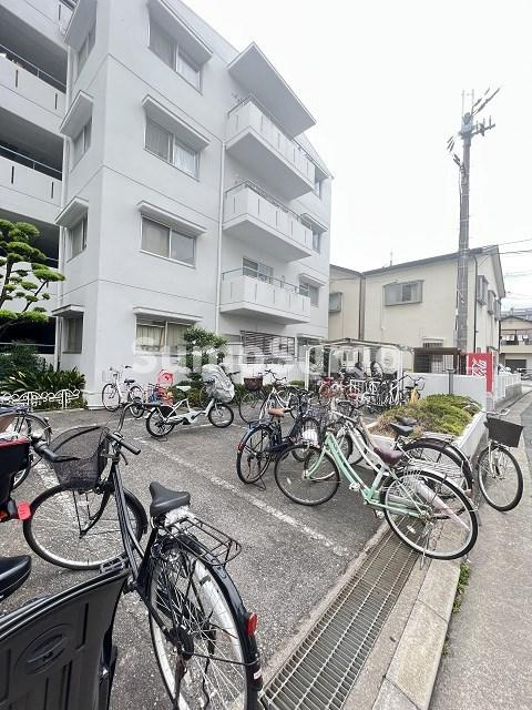 メゾンブランカの駐車場