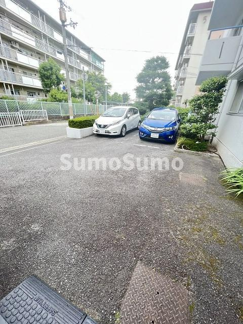 メゾンブランカの駐車場