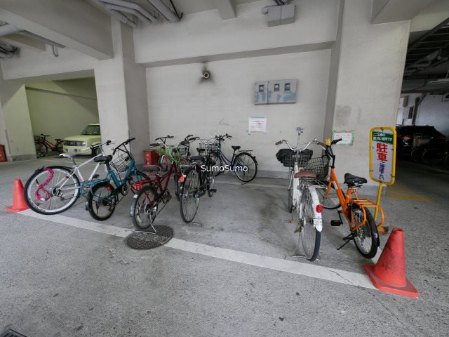 メゾンブランカの駐車場
