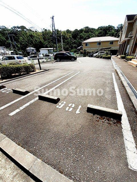 メゾンオルタンシアの駐車場