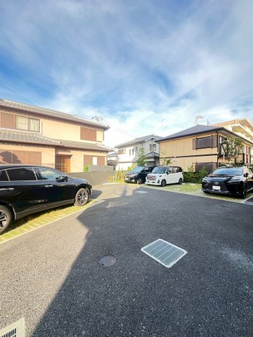 メイプルコート武庫川の駐車場