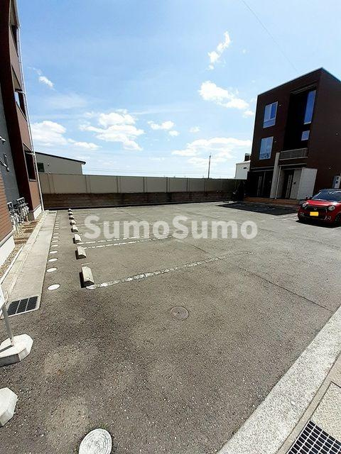 メゾネット・アンジュ参番館の駐車場|車をお持ちの方に嬉しい駐車場付きの物件です