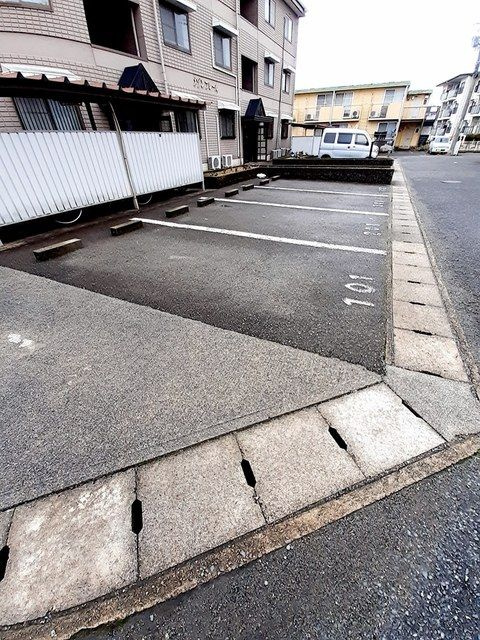 メゾンフレールの駐車場