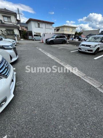 ミルキィウェイ33の駐車場|車をお持ちの方に嬉しい駐車場付きの物件です