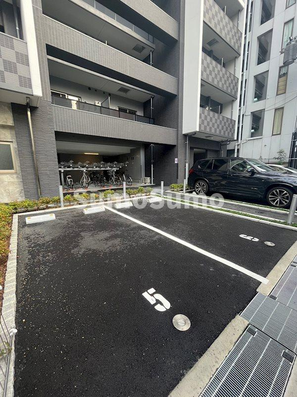 ファステート難波デラックスの駐車場