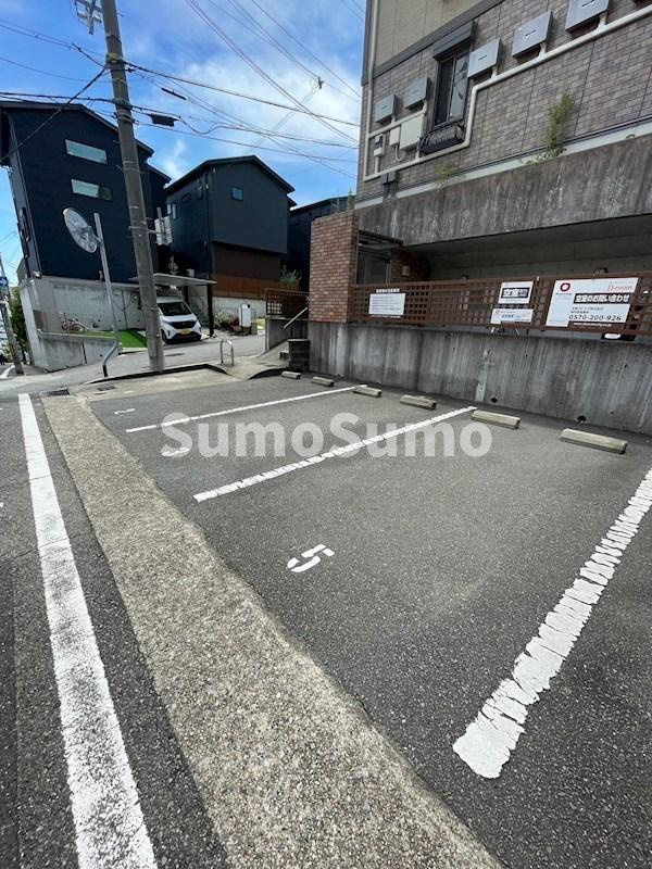 メゾン ド アヴニール星ヶ丘の駐車場|駐車場に車を止められます