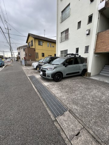 マンション由多賀の駐車場