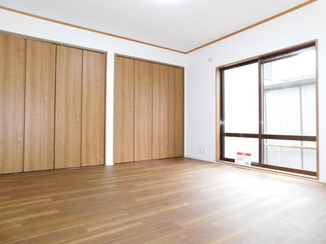 津島市青塚町６丁目の中古一戸建の洋室|◇１階洋室◇　　明るい洋室約８．０帖　全居室収納完備♪　（２０２５年１１月リフォーム済）