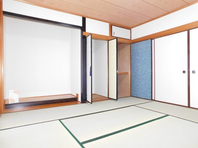 津島市青塚町６丁目の中古一戸建の和室|◇１階和室◇　　明るい和室約８．０帖　全居室収納完備♪　（２０２５年１１月リフォーム済）