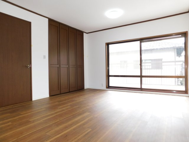 津島市青塚町６丁目の中古一戸建の洋室|◇２階洋室◇　　南面を含む２面採光で明るい洋室約１２．０帖　全居室収納完備♪　バルコニー利用可　（２０２５年１１月リフォーム済）