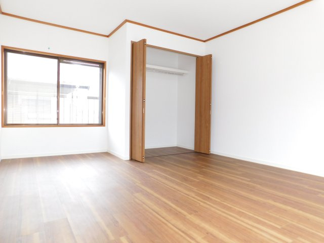 津島市青塚町６丁目の中古一戸建の洋室|◇２階洋室◇　　南面を含む２面採光で明るい洋室約１０．０帖　全居室収納完備♪　バルコニー利用可　（２０２５年１１月リフォーム済）