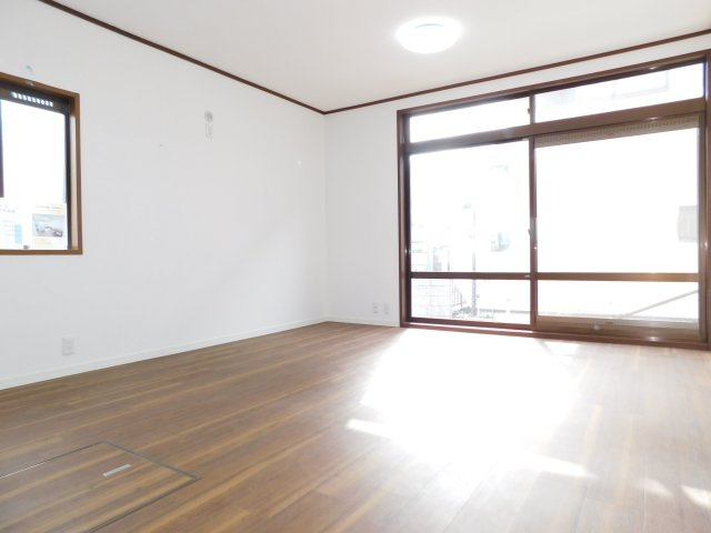 津島市青塚町６丁目の中古一戸建の居間・リビング|◇リビング◇　　南面を含む２面採光で明るいリビング約１４．０帖　陽当り良好で明るいリビングには自然と家族が集まります♪　（２０２５年１１月リフォーム済）