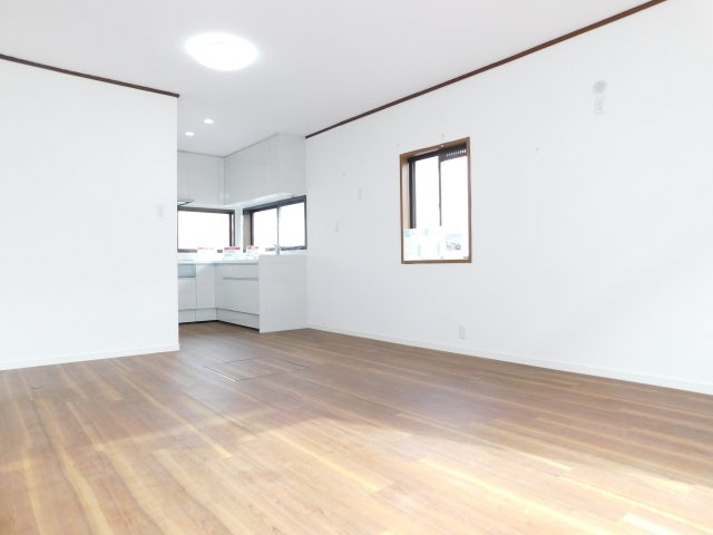 津島市青塚町６丁目の中古一戸建の居間・リビング|◇リビング◇　　南面を含む２面採光で明るいリビング約１４．０帖　（２０２５年１１月リフォーム済）