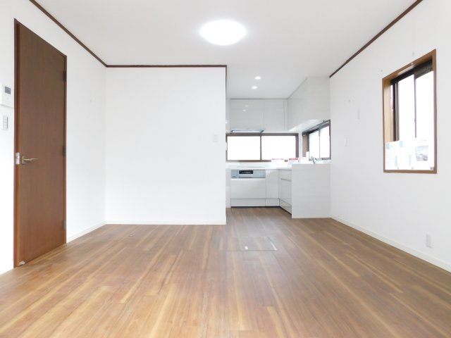 津島市青塚町６丁目の中古一戸建の居間・リビング|◇リビング◇　　南面を含む２面採光で明るいリビング約１４．０帖　リビングとダイニング空間を分けやすい間取り♪　（２０２５年１１月リフォーム済）